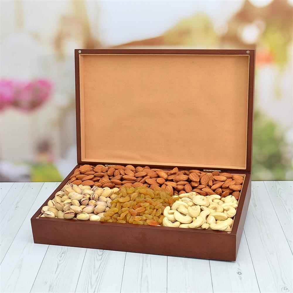 Dry Fruits Hamper 1 kg Kaju, Almond, Raisins, Pista with a Box